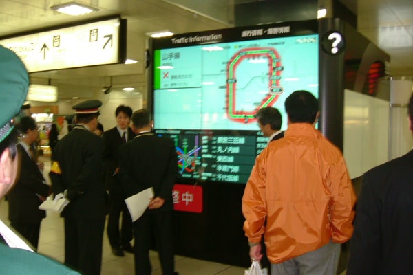 Demonstration experiment at Tokyo Station.（December 2005）